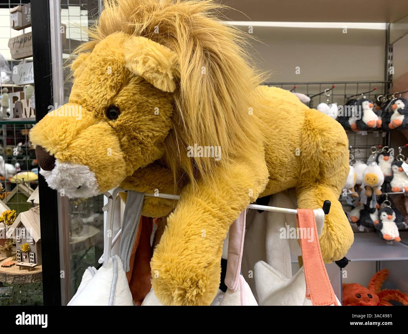 Harrogate Yorkshire England Großbritannien Großbritannien britische Geschäfte Einkaufsmöglichkeiten alte Kleidung Essen Essen das Ivy Restaurant viktorianische Stadt Kunst künstlerisches Design - Smartphone-aufgenommenes Stockfoto