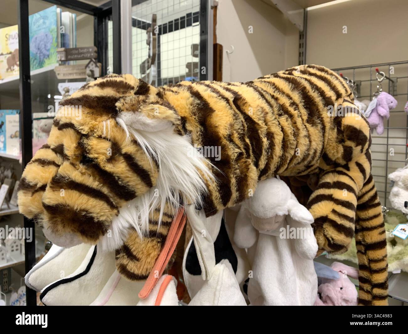 Harrogate Yorkshire England Großbritannien Großbritannien britische Geschäfte Einkaufsmöglichkeiten alte Kleidung Essen Essen das Ivy Restaurant viktorianische Stadt Kunst künstlerisches Design - Smartphone-aufgenommenes Stockfoto