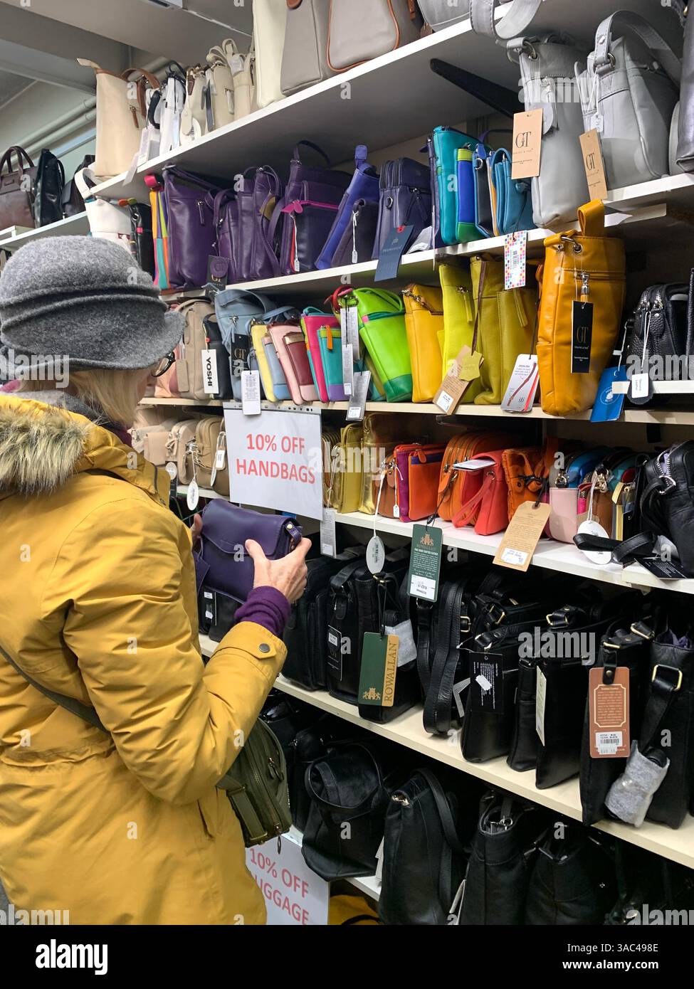 Harrogate Yorkshire England Großbritannien Großbritannien britische Geschäfte Einkaufsmöglichkeiten alte Kleidung Essen Essen das Ivy Restaurant viktorianische Stadt Kunst künstlerisches Design - Smartphone-aufgenommenes Stockfoto