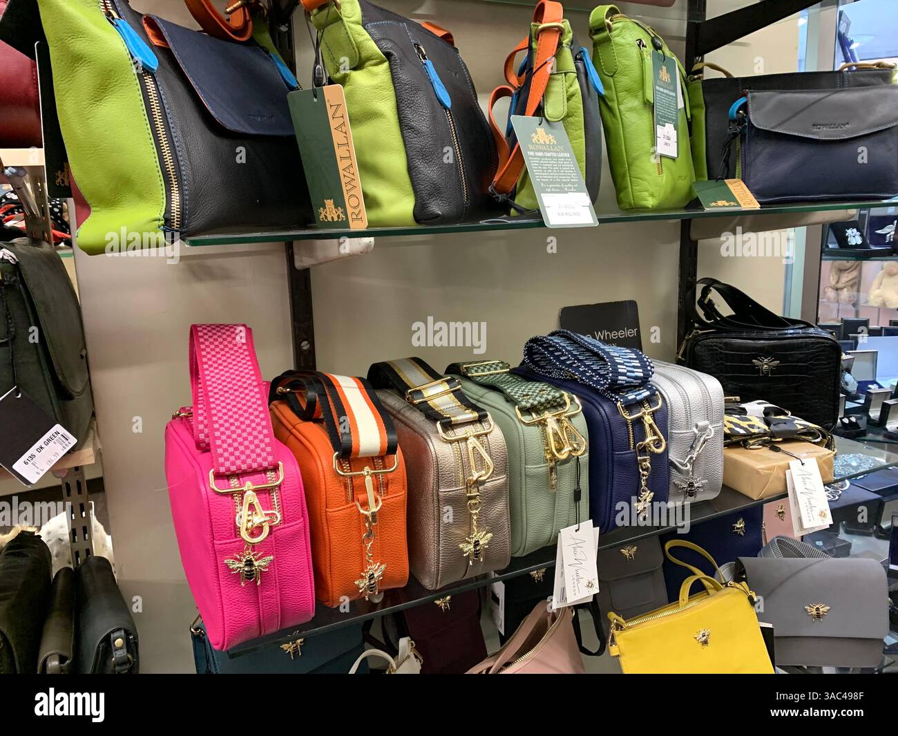 Harrogate Yorkshire England Großbritannien Großbritannien britische Geschäfte Einkaufsmöglichkeiten alte Kleidung Essen Essen das Ivy Restaurant viktorianische Stadt Kunst künstlerisches Design - Smartphone-aufgenommenes Stockfoto