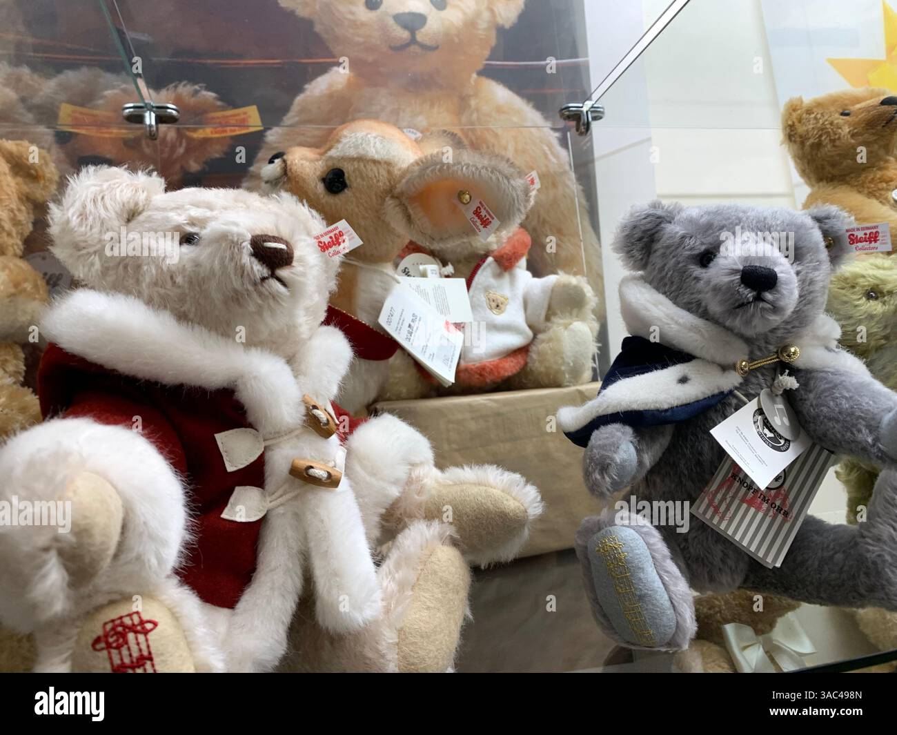 Harrogate Yorkshire England Großbritannien Großbritannien britische Geschäfte Einkaufsmöglichkeiten alte Kleidung Essen Essen das Ivy Restaurant viktorianische Stadt Kunst künstlerisches Design - Smartphone-aufgenommenes Stockfoto