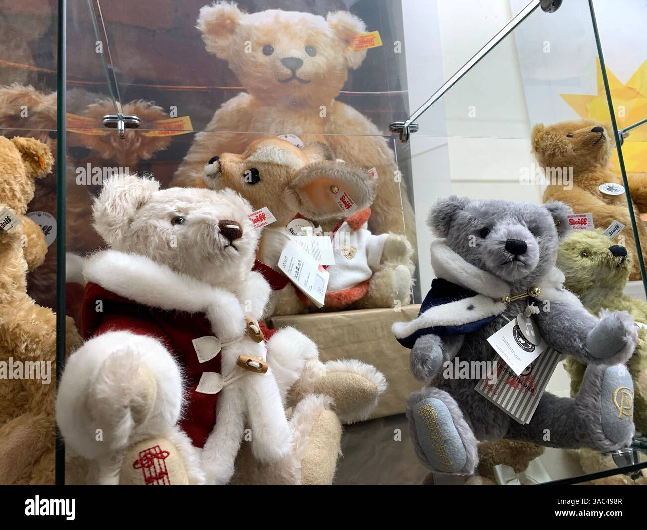 Harrogate Yorkshire England Großbritannien Großbritannien britische Geschäfte Einkaufsmöglichkeiten alte Kleidung Essen Essen das Ivy Restaurant viktorianische Stadt Kunst künstlerisches Design - Smartphone-aufgenommenes Stockfoto