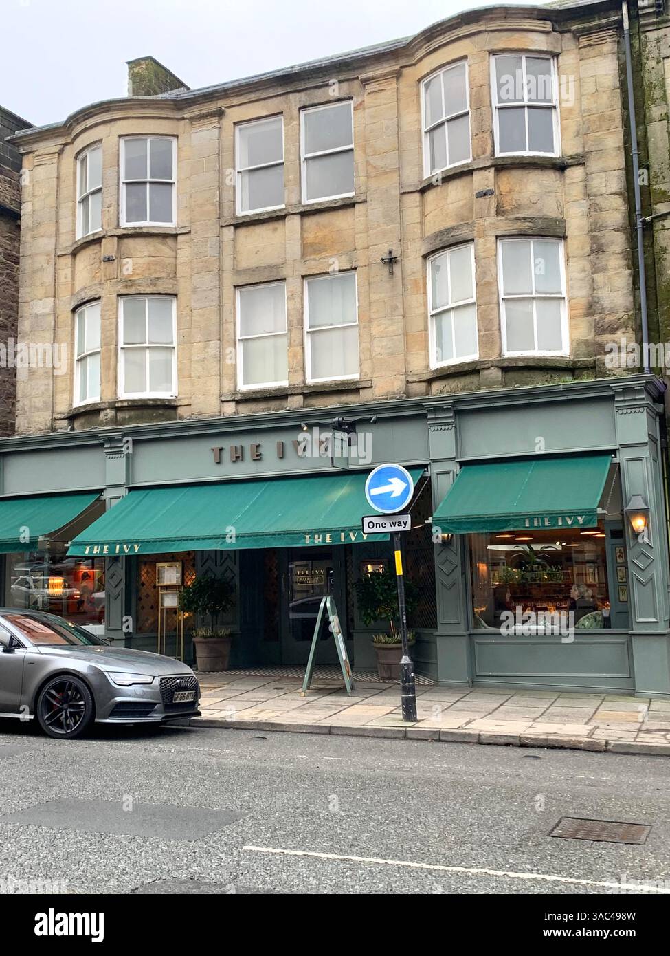 Harrogate Yorkshire England Großbritannien Großbritannien britische Geschäfte Einkaufsmöglichkeiten alte Kleidung Essen Essen das Ivy Restaurant viktorianische Stadt Kunst künstlerisches Design - Smartphone-aufgenommenes Stockfoto