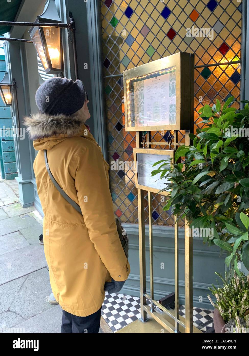 Harrogate Yorkshire England Großbritannien Großbritannien britische Geschäfte Einkaufsmöglichkeiten alte Kleidung Essen Essen das Ivy Restaurant viktorianische Stadt Kunst künstlerisches Design - Smartphone-aufgenommenes Stockfoto