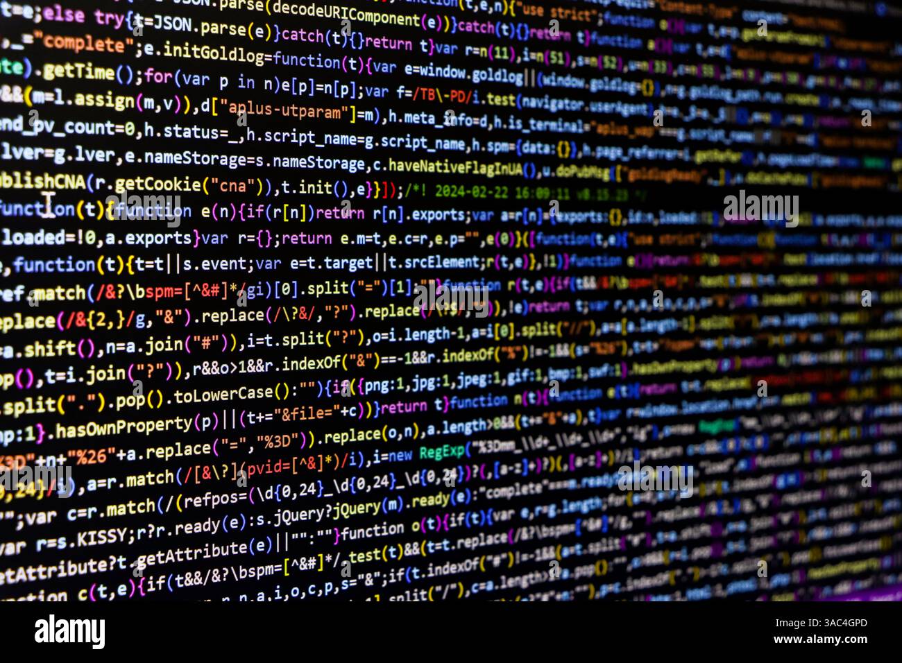 Softwarequellcode. Programmiercode. Programmiercode auf dem Computerbildschirm. Entwickler, der im Büro an Programmcodes arbeitet. Foto des Quellcodes. Technolo Stockfoto