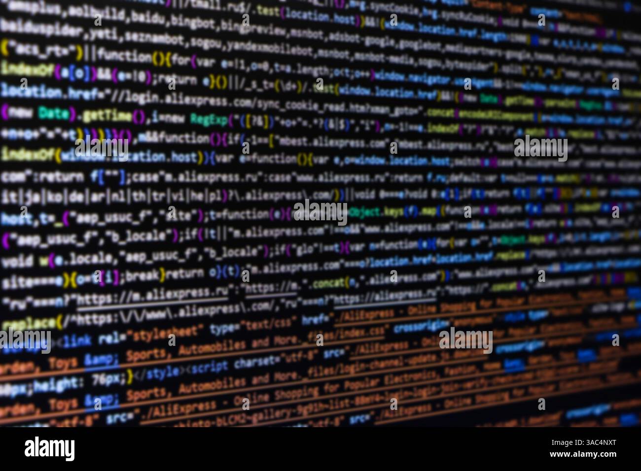 Softwarequellcode. Programmiercode. Programmiercode auf dem Computerbildschirm. Entwickler, der im Büro an Programmcodes arbeitet. Foto des Quellcodes. Technolo Stockfoto