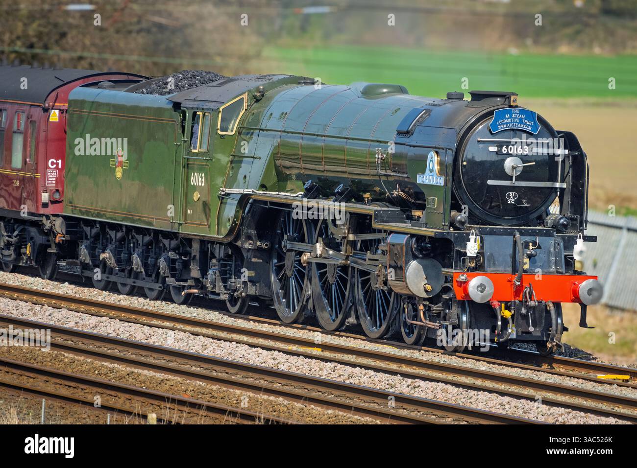 Tornado Pacific Dampflokomotive auf der Hauptstrecke der Westküste Richtung Süden. Stockfoto