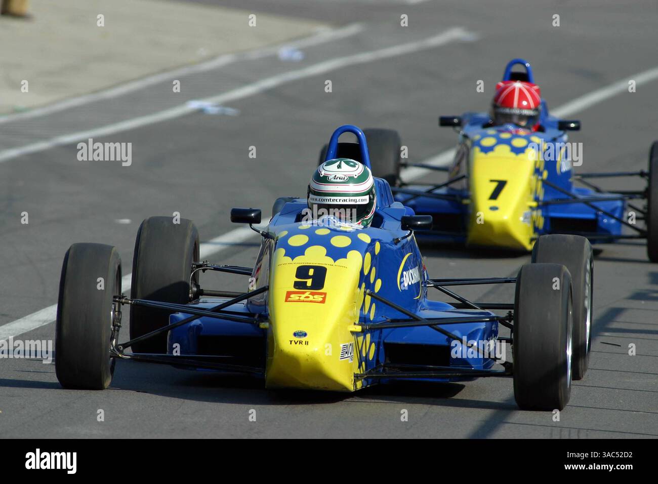 Charlie Donnelly (IRL), gefolgt von Dan Clarke (GBR)..Formula Ford Testing, Snetterton, England, 17. März 2003..DIGITALES BILD (Credit Image: ©Sutton Motorsports/ZUMA Press) Stockfoto