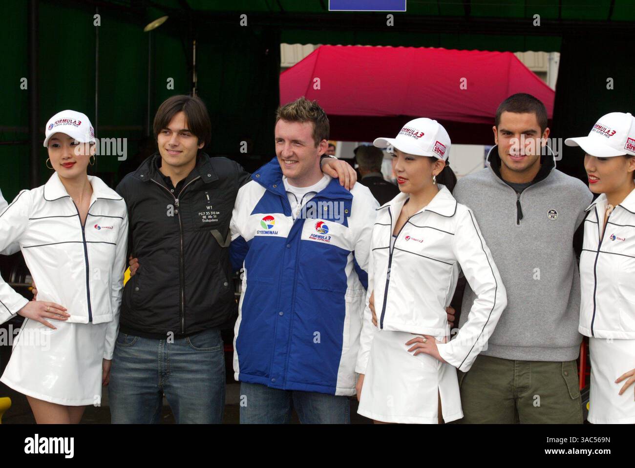 Nelson Piquet Jnr (BH), Andrew Thompson (GBR) und Richard Antinucci (USA) Hitech Racing with Some Race Girls..5. F3 Korea Super Prix, Changwon City, Korea, 21-23. November 2003..DIGITALES BILD (Credit Image: ©Sutton Motorsports/ZUMA Press) Stockfoto