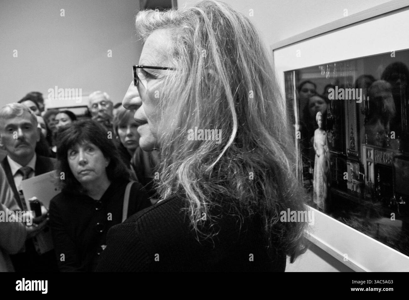 29. Februar 2008 – San Francisco, CA, USA – die Porträtfotografin ANNIE LEIBOVITZ eröffnet ihre Show „A Photographer's Life, 1990–2005“ in der Legion of Honor in San Francisco. Leibovitz ist Absolvent des San Francisco Art Institute und enthält viele ihrer ikonischen Fotografien, die sie während ihres Dienstes für Rolling Stones, Vanity Fair und Vogue aufgenommen hat. Zwischen den kommeretischen Arbeiten stehen persönliche Porträts ihrer Familie und der Beziehung zu Susan Sontag, die 2004 starb. Die Show zeigte auch weniger bekannte Seiten ihrer Arbeit, wie die Dokumentation der Belagerung von Saraje Stockfoto