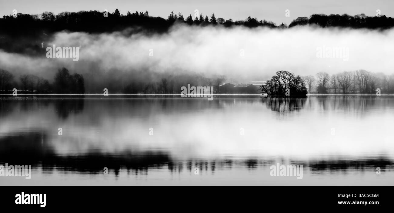 Nebelige Reflexionen über Windermere Stockfoto