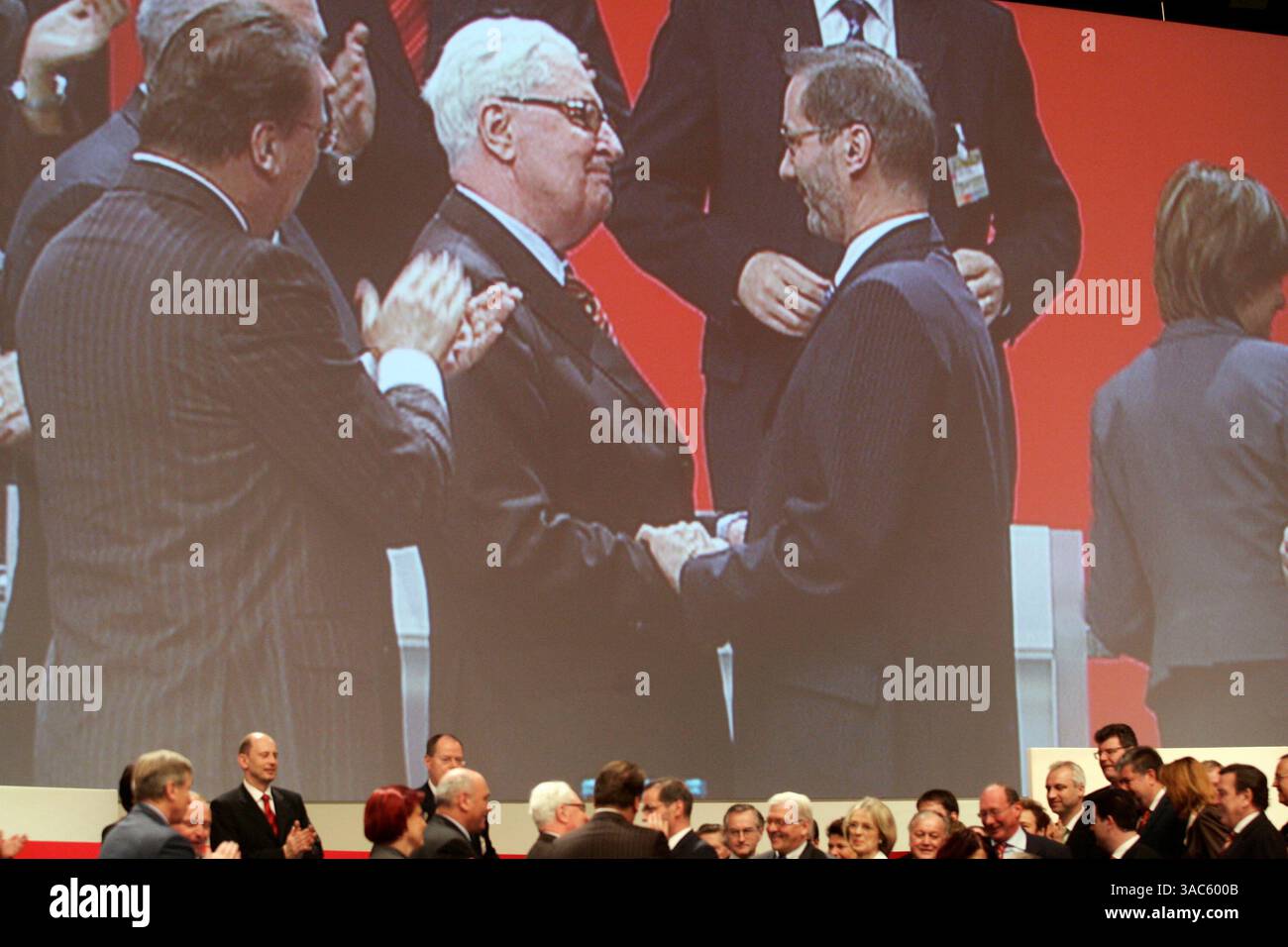 14. November 2005 - Karlsruhe, DEUTSCHLAND - 55. SPD-Bundeskonvent. IM BILD: Der ehemalige SPD-Vorsitzende HANS-JOCHEN VOGEL gratuliert dem brandenburgischen Ministerpräsidenten und SPD-Vorsitzenden MATTHIAS PLATZECK (vorne). (Bild: © Ecken, Dominique/Keystone Pressedienst/ZUMA Press) Stockfoto