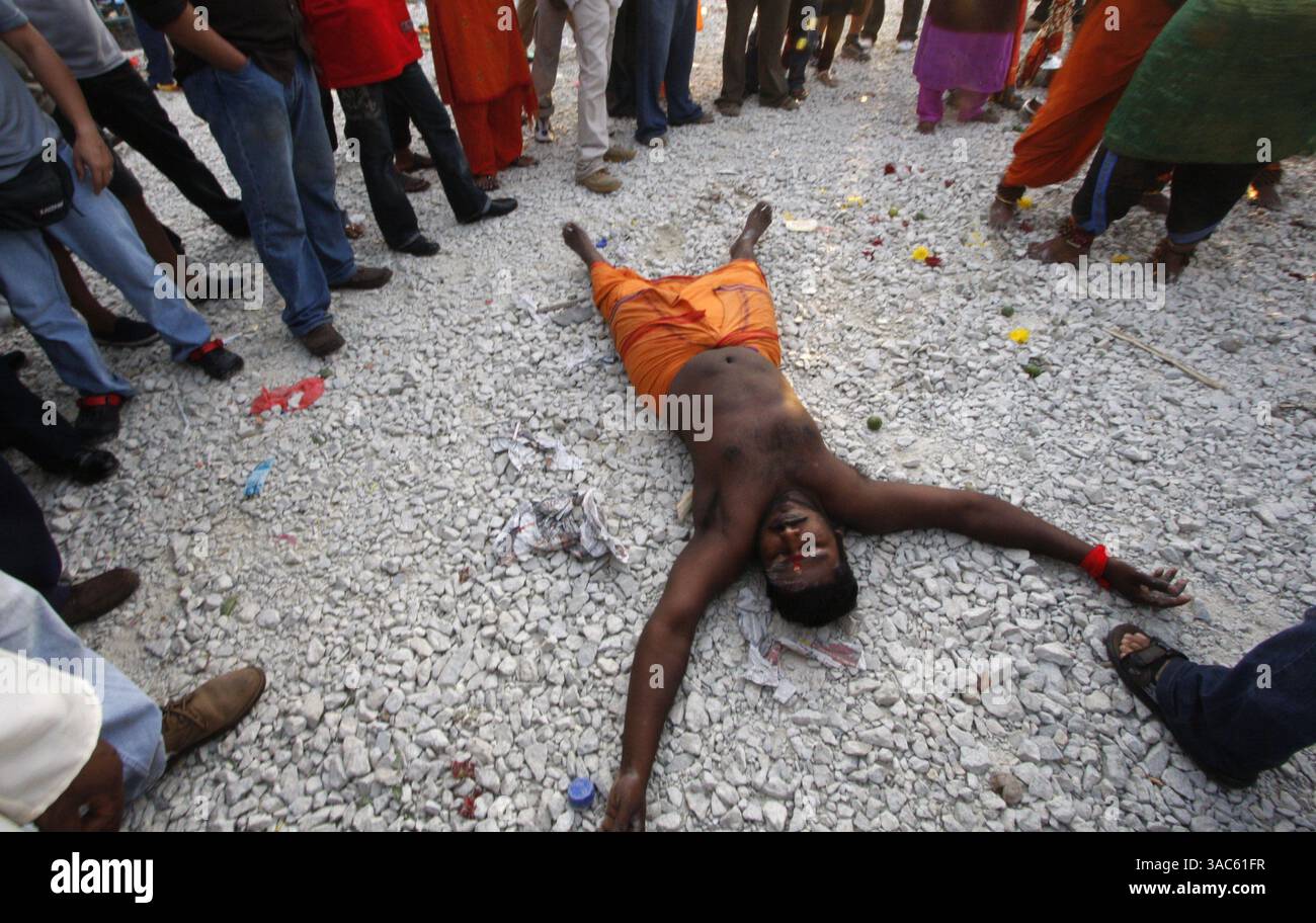 12. März 2008 - Kuala Lumpur, Malaysia - Thaipusam ist ein Hindu-Festival, das von der tamilischen Gemeinschaft weltweit am Vollmond im tamilischen Monat Thai gefeiert wird. Malaysische Gläubige bereiten sich auf das Ereignis vor, indem sie sich durch Gebet und Fasten reinigen. Fromme Teilnehmer durchstechen die Haut, Zunge oder Wangen mit Spießen. Es heißt, je größer der Schmerz, desto mehr Gott verdienten Verdienst. BILD am 23. Januar 2008: Ein hinduistischer Anhänger wird ohnmächtig, nachdem er sein Gebet während des Thaipusam-Festivals vollbracht hat. (Bild: © Syamsul Bahri Stockfoto