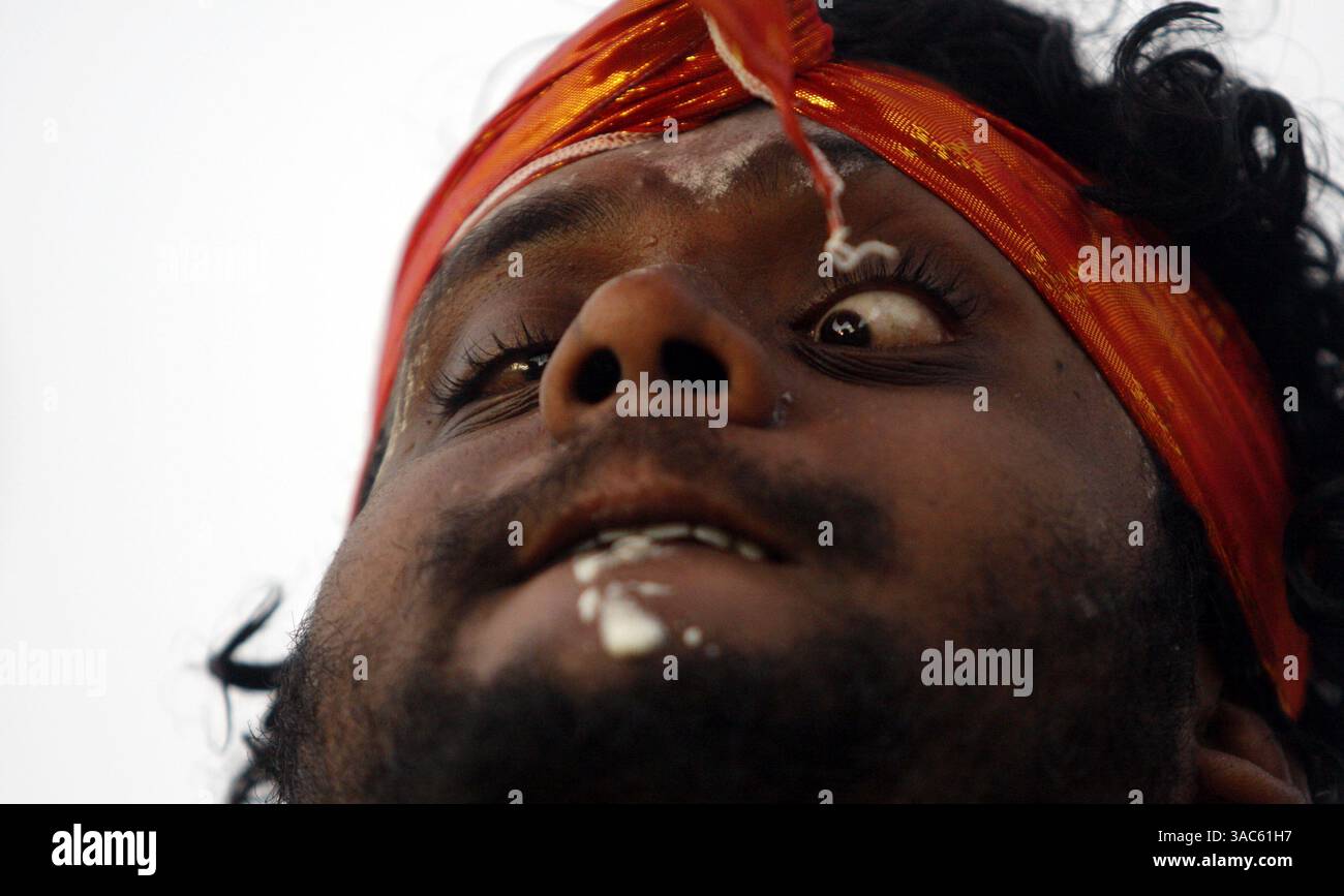 12. März 2008 - Kuala Lumpur, Malaysia - Thaipusam ist ein Hindu-Festival, das von der tamilischen Gemeinschaft weltweit am Vollmond im tamilischen Monat Thai gefeiert wird. Malaysische Gläubige bereiten sich auf das Ereignis vor, indem sie sich durch Gebet und Fasten reinigen. Fromme Teilnehmer durchstechen die Haut, Zunge oder Wangen mit Spießen. Es heißt, je größer der Schmerz, desto mehr Gott verdienten Verdienst. BILD am 23. Januar 2008: Ein hinduistischer Anhänger reagiert während des Thaipusam Festivals. (Bild: © Syamsul Bahri Stockfoto