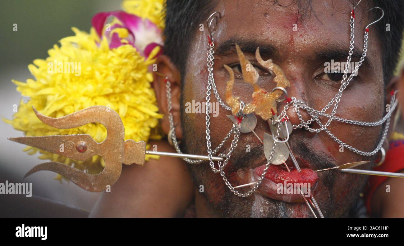 12. März 2008 - Kuala Lumpur, Malaysia - Thaipusam ist ein Hindu-Festival, das von der tamilischen Gemeinschaft weltweit am Vollmond im tamilischen Monat Thai gefeiert wird. Malaysische Gläubige bereiten sich auf das Ereignis vor, indem sie sich durch Gebet und Fasten reinigen. Fromme Teilnehmer durchstechen die Haut, Zunge oder Wangen mit Spießen. Es heißt, je größer der Schmerz, desto mehr Gott verdienten Verdienst. BILD am 23. Januar 2008: Ein malaysischer Hindu-Anhänger mit durchbohrter Zunge geht in Richtung Batu Caves Temple. (Abbildung: © Syamsul B Stockfoto