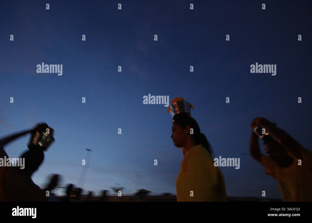 12. März 2008 - Kuala Lumpur, Malaysia - Thaipusam ist ein Hindu-Festival, das von der tamilischen Gemeinschaft weltweit am Vollmond im tamilischen Monat Thai gefeiert wird. Malaysische Gläubige bereiten sich auf das Ereignis vor, indem sie sich durch Gebet und Fasten reinigen. Fromme Teilnehmer durchstechen die Haut, Zunge oder Wangen mit Spießen. Es heißt, je größer der Schmerz, desto mehr Gott verdienten Verdienst. BILD am 23. Januar 2008: Hindu-Anhänger tragen Töpfe voll mit Milch und gehen während des Thaipusam Festivals zum Batu Caves Temple. (Credi Stockfoto