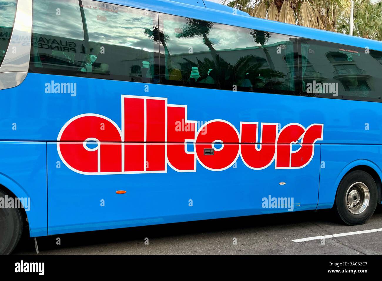 Alltours Logo auf einem Transferbus, der in Costa Adeje geparkt ist. Teneriffa, Kanarische Inseln, Spanien. Februar 2025. - Smartphone-aufgenommenes Stockfoto