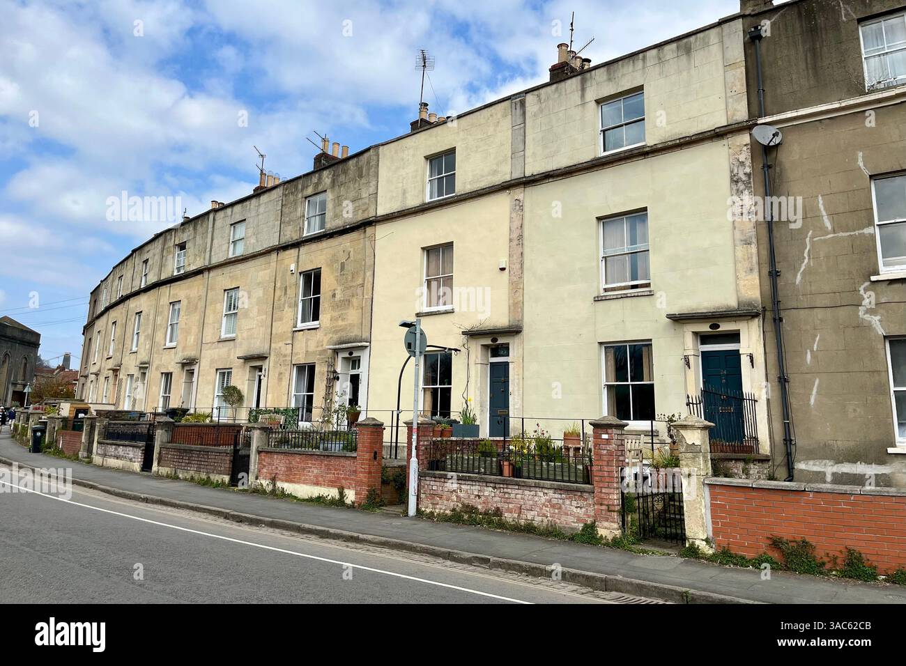 Häuser auf Avon Crescent in der Nähe des schwimmenden Hafens von Bristol. Bristol, England, Vereinigtes Königreich. März 2025. - Smartphone-aufgenommenes Stockfoto