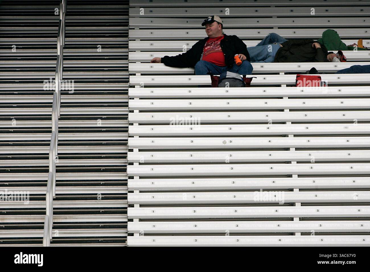 14. März 2008 Food City 500 Bristol Motor Speedway Bristol, TN – Fans während eines Regens während des Trainings für die Food City 500 auf dem Bristol Motor Speedway in Bristol, TN. (Matthew T. Thacker/ASP Photo)(Foto: © PHOTOGRAER/Cal Sport Media) Stockfoto
