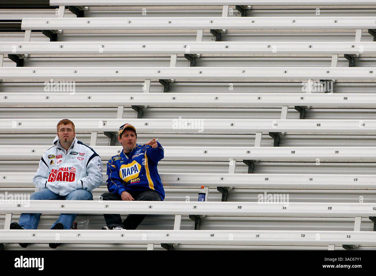 14. März 2008 Food City 500 Bristol Motor Speedway Bristol, TN – Fans während eines Regens während des Trainings für die Food City 500 auf dem Bristol Motor Speedway in Bristol, TN. (Matthew T. Thacker/ASP Photo)(Foto: © PHOTOGRAER/Cal Sport Media) Stockfoto