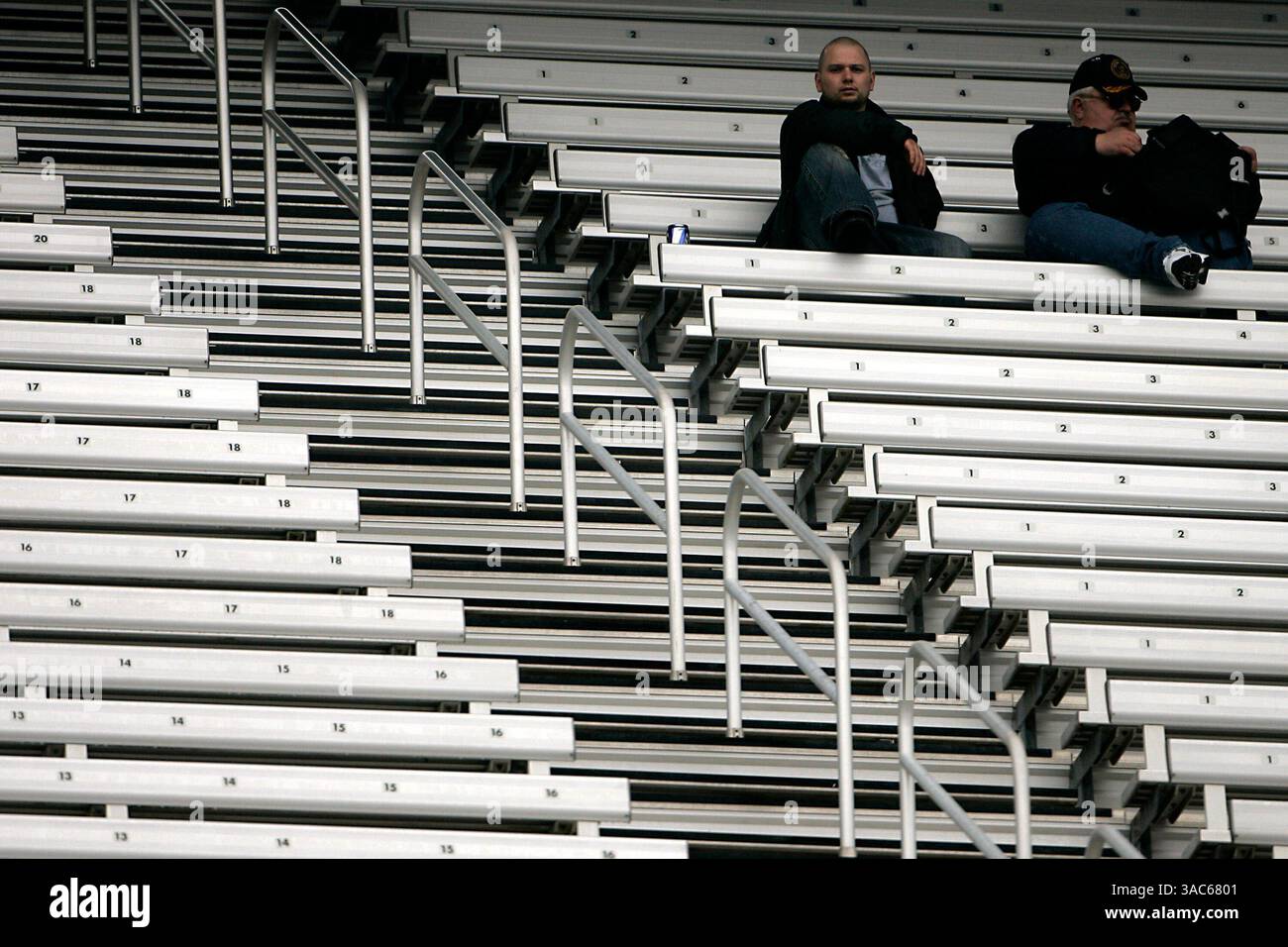 14. März 2008 Food City 500 Bristol Motor Speedway Bristol, TN – Fans während eines Regens während des Trainings für die Food City 500 auf dem Bristol Motor Speedway in Bristol, TN. (Matthew T. Thacker/ASP Photo)(Foto: © PHOTOGRAER/Cal Sport Media) Stockfoto