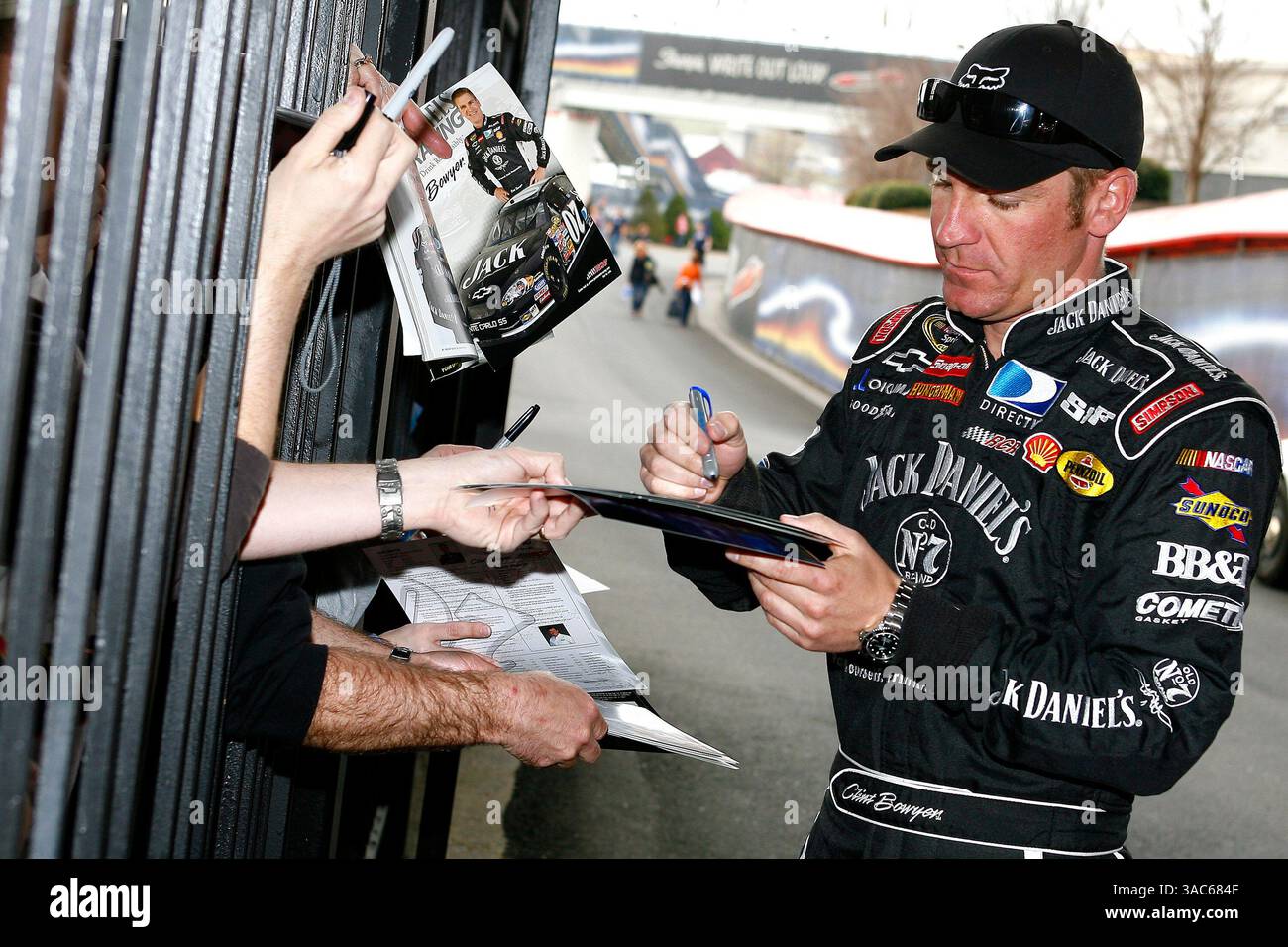 März 2008: Food City 500 Bristol Motor Speedway, Bristol, TN. Clint Bowyer hält an, um Autogramme auf dem Weg in die Rennstrecke vom Fahrer-Reisebusparkplatz zu unterschreiben. (ASP Photo/Russell LaBounty) (Foto: © Cal Sport Media/ZUMA Press) Stockfoto