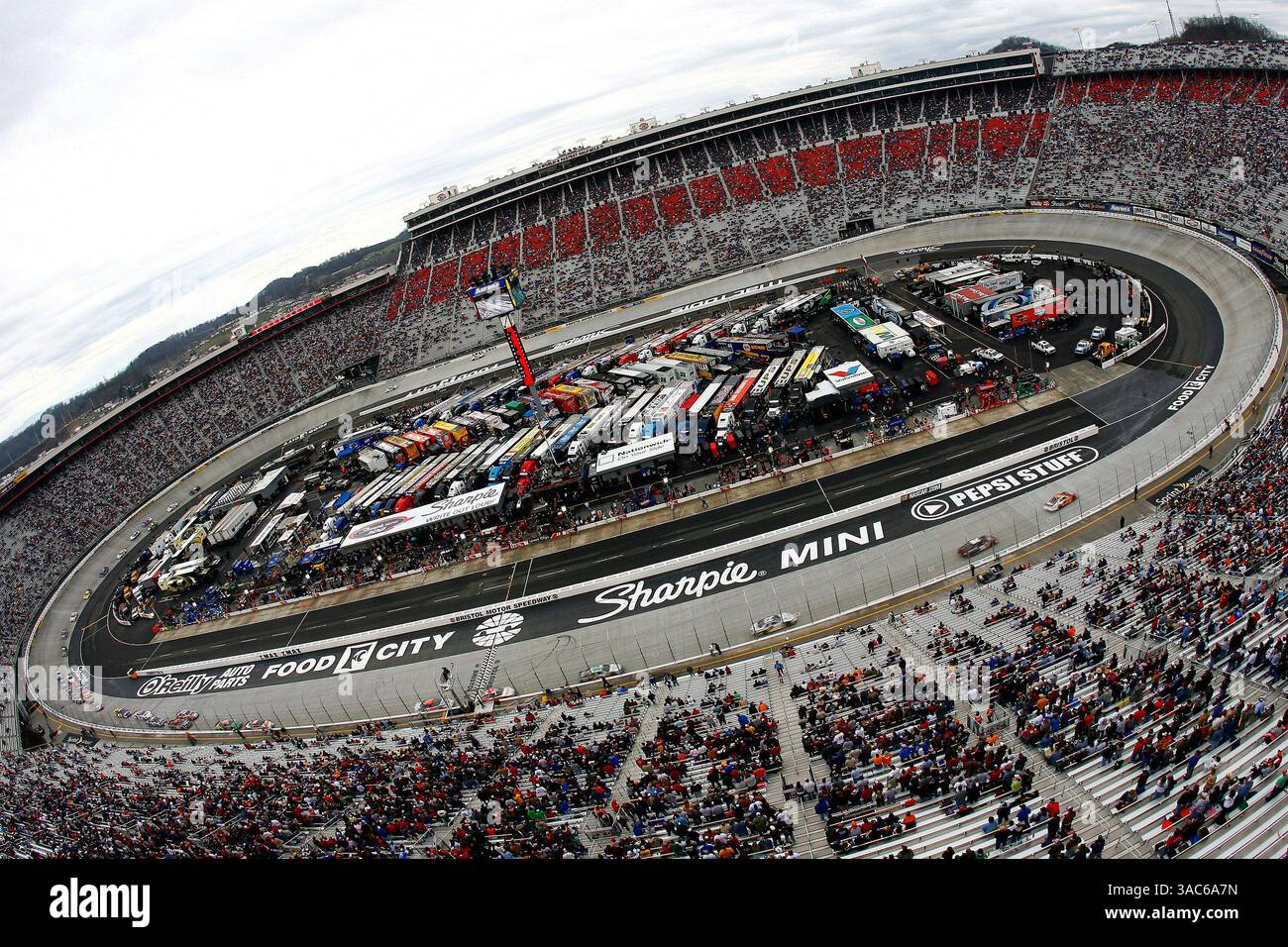 März 2008: Sharpie Mini 300 Bristol Motor Speedway, Bristol, TN. Das Feld umkreist den Bristol Motor Speedway während des Sharpie Mini 300. (ASP Photo/Russell LaBounty)(Credit Image: © PHOTOGRAPHER/Cal Sport Media) Stockfoto