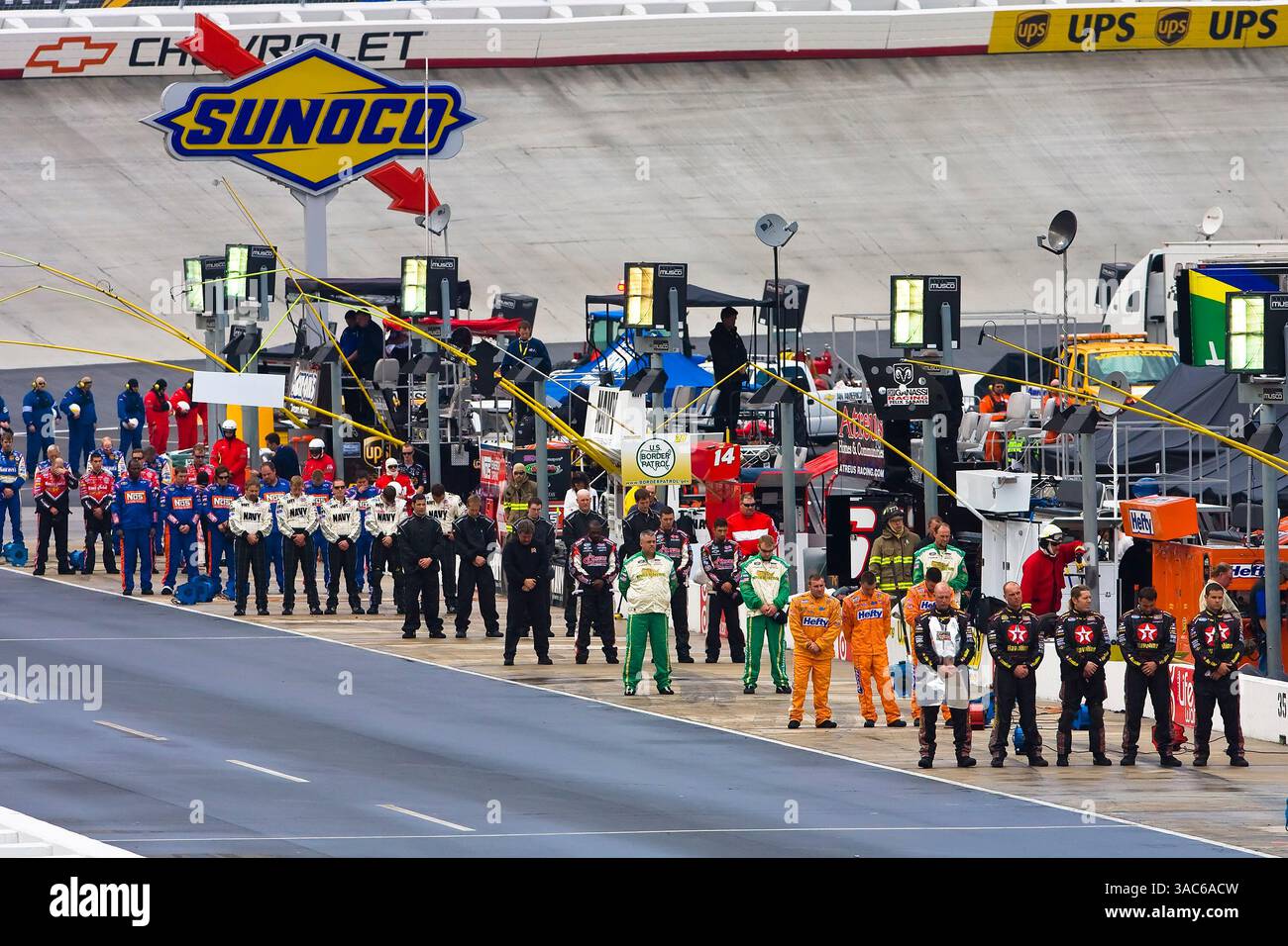 15. März 2008 Sharpie Mini 300 Bristol, TN – Crews stehen für die Nationalhymne vor der Shapie Mini 300 auf dem Bristol Motor Speedway in Bristol, TN. (ASP Photo/Walter G. Arce) (Foto: © Cal Sport Media/ZUMA Press) Stockfoto
