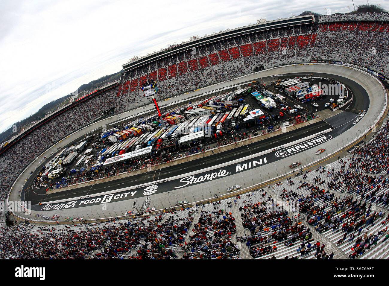 März 2008: Sharpie Mini 300 Bristol Motor Speedway, Bristol, TN. Das Feld umkreist den Bristol Motor Speedway während des Sharpie Mini 300. (ASP Photo/Russell LaBounty) (Foto: © Cal Sport Media/ZUMA Press) Stockfoto
