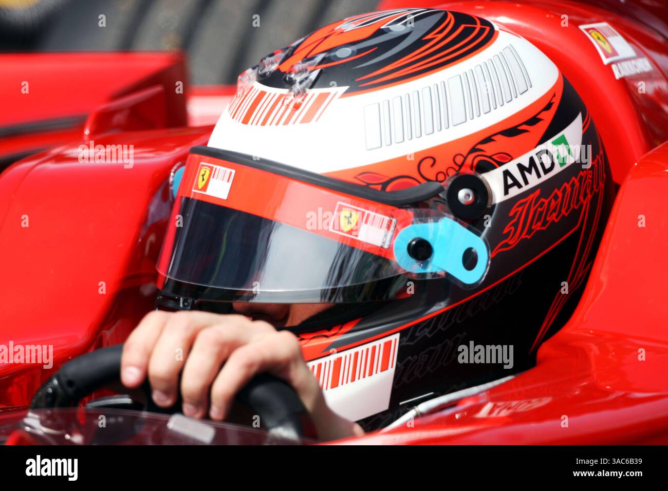 Kimi Raikkonen (FIN) Ferrari F2008 hält am Anfang der Boxengasse während der Qualifikation...großer Preis von Australien, Rd 1, Qualifikationstag, Albert Park, Melbourne, Australien, Samstag, 15. März 2008. Stockfoto