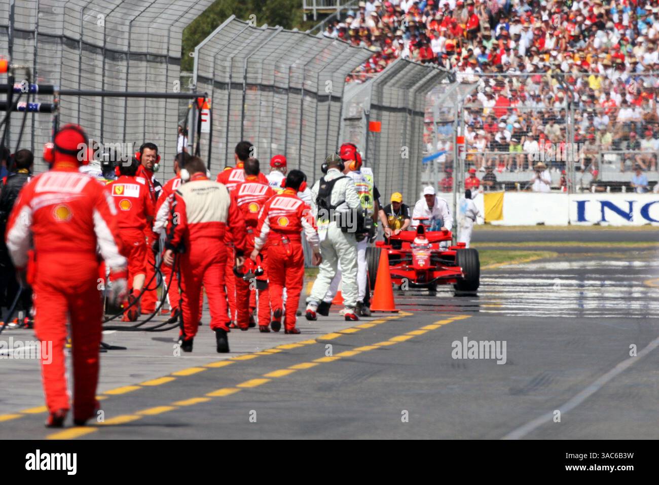 Kimi Raikkonen (FIN) Ferrari F2008 hält am Anfang der Boxengasse während der Qualifikation...großer Preis von Australien, Rd 1, Qualifikationstag, Albert Park, Melbourne, Australien, Samstag, 15. März 2008. Stockfoto
