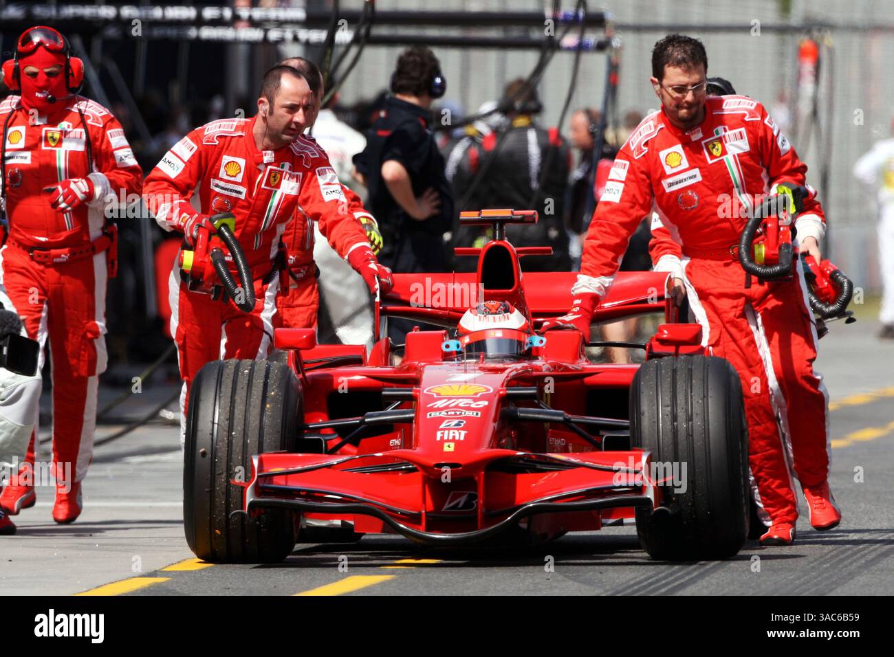 Kimi Raikkonen (FIN) Ferrari F2008 hält am Anfang der Boxengasse während der Qualifikation...großer Preis von Australien, Rd 1, Qualifikationstag, Albert Park, Melbourne, Australien, Samstag, 15. März 2008. Stockfoto