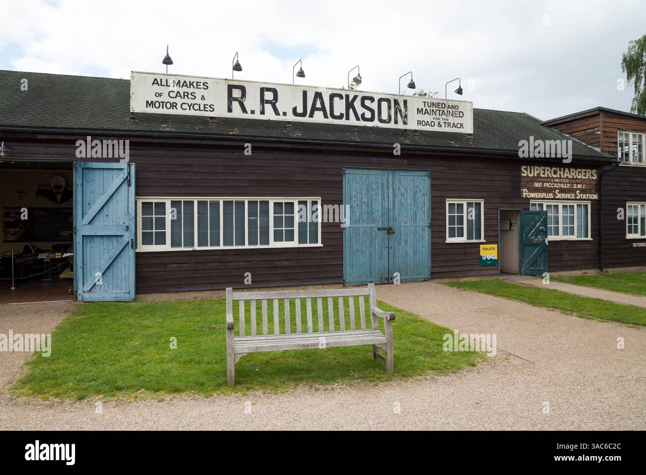 R R Jackson Schuppen und Nebengebäude, originale Holzwerkstätten und Garagengebäude, heute finden Automobilausstellungen im Brooklands Museum in Surrey statt. UK. (139) Stockfoto
