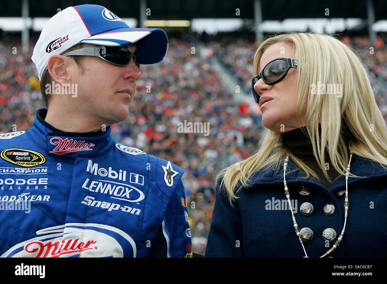 16. März 2008 Food City 500 Bristol Motor Speedway Bristol, TN – Kurt Busch vor dem Start der Food City 500 auf dem Bristol Motor Speedway in Bristol, TN. (Matthew T. Thacker/ASP Photo) (Foto: © Cal Sport Media/ZUMA Press) Stockfoto