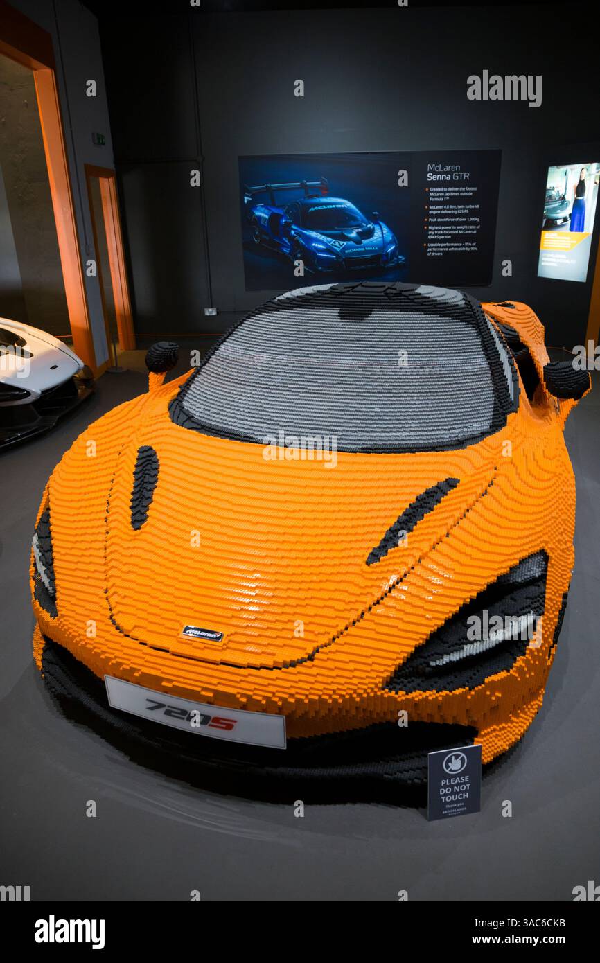Ein LEGO McLaren 720er Modellauto in der Ausstellung „MCLAREN DRIVEN BY DESIGN“ im Brooklands Museum in Surrey. UK. (139) Stockfoto