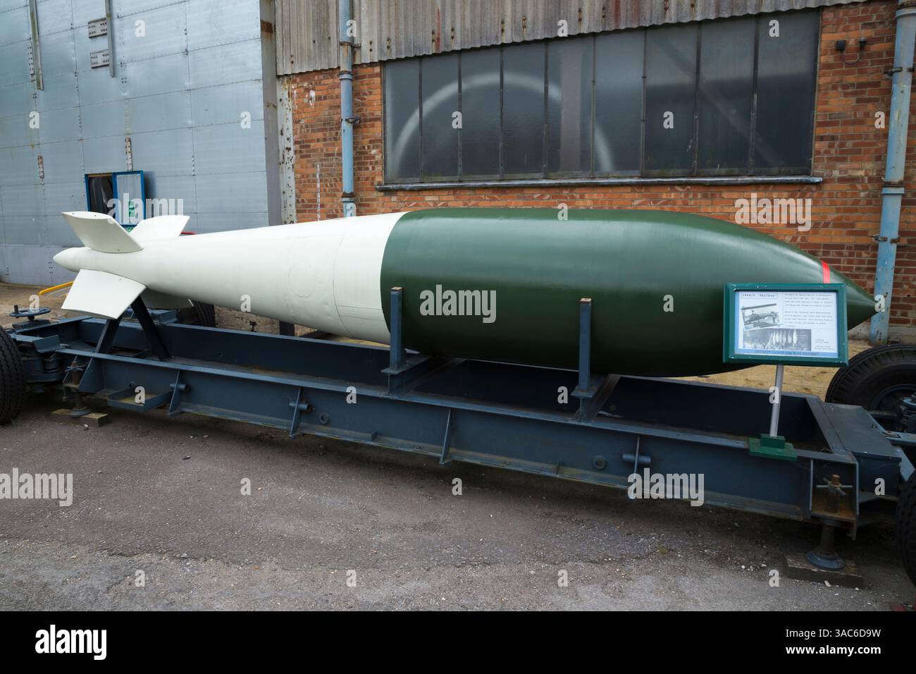 Alte alte alte 12000 kg schwere 'Tall Boy' ('Erdbeben') Bombe aus dem 2. Weltkrieg von 1944/1945, entworfen von Barnes Wallis, ausgestellt im Brooklands Museum, Surrey. UK. (139) Stockfoto