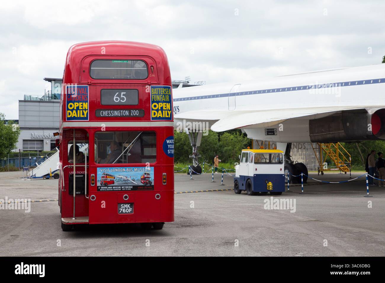 Roter Doppeldeckerbus mit der Nummer 65 routemaster und Besucher/Touristen im London Bus Museum Transport Museum in Brooklands in Weybridge. Surrey. UK. Das Überschallflugzeug Concorde steht hinter und ist für Touristen geöffnet. (139) Stockfoto