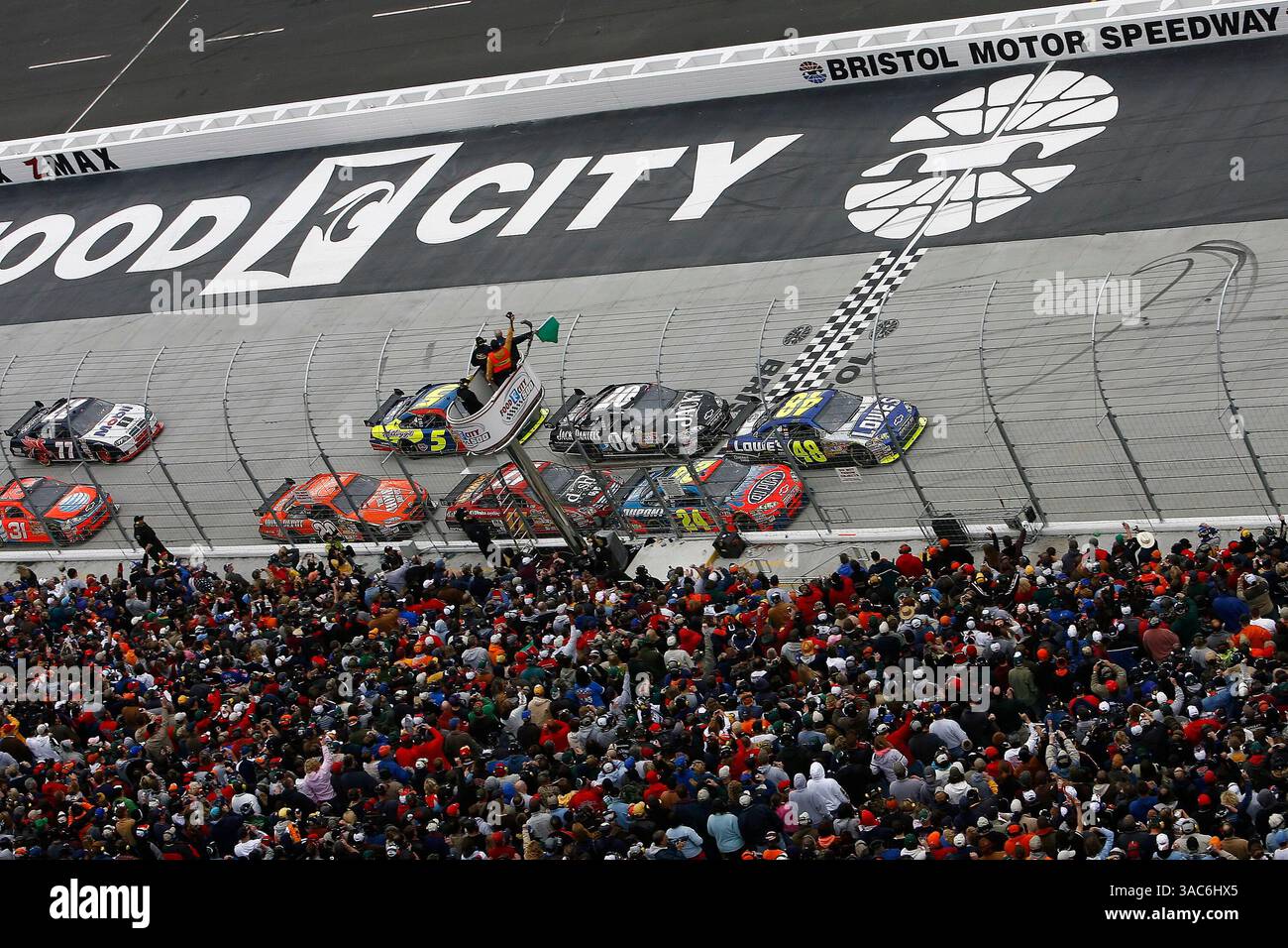März 2008: Food City 500 Bristol Motor Speedway, Bristol, TN. Die grüne Flagge für die Food City 500 auf dem Bristol Motor Speedway. (ASP Photo/Russell LaBounty)(Credit Image: © PHOTOGRAPHER/Cal Sport Media) Stockfoto