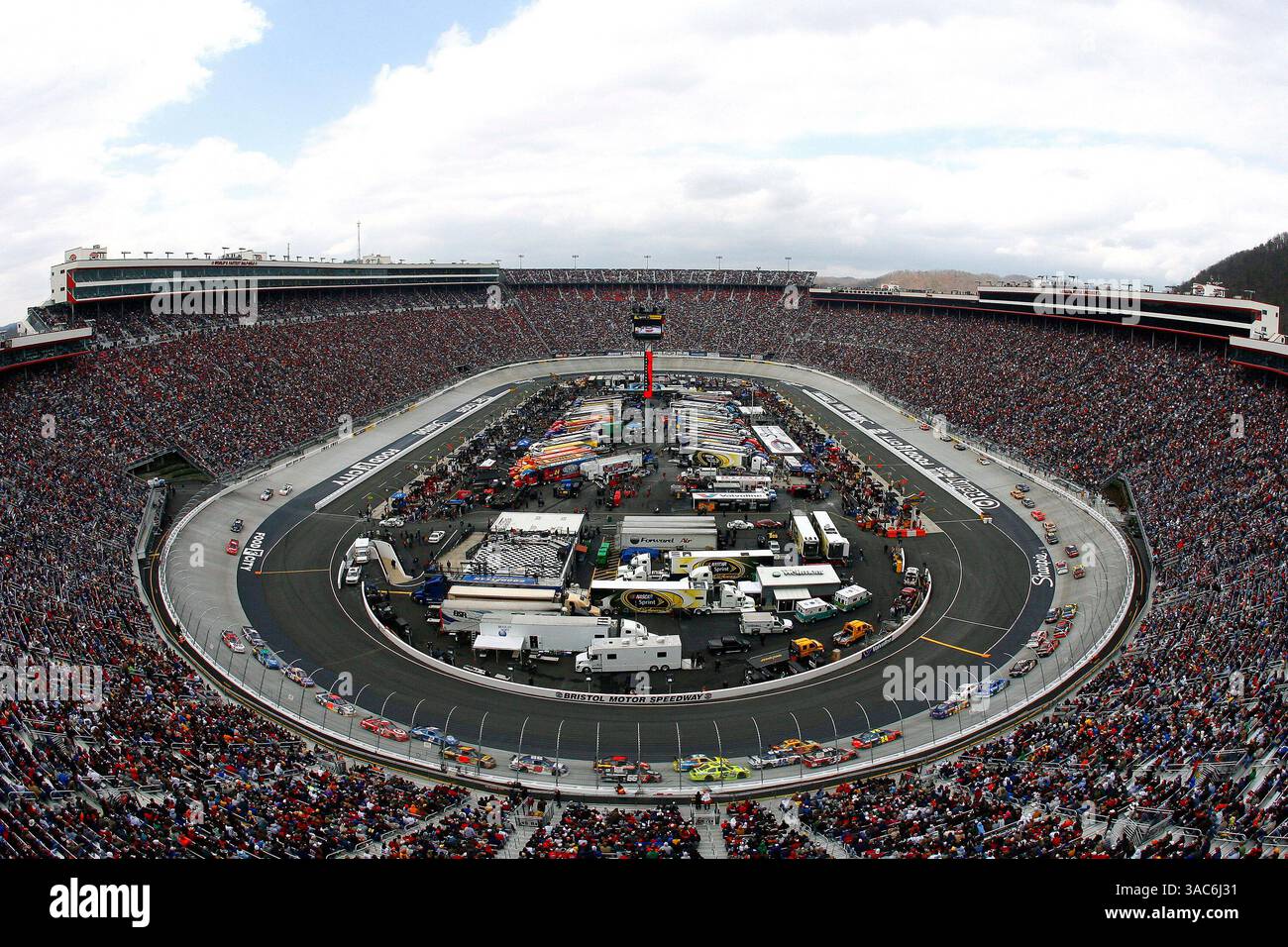 März 2008: Food City 500 Bristol Motor Speedway, Bristol, TN. Die Autos umrunden den Bristol Motor Speedway während der Food City 500. (ASP Photo/Russell LaBounty)(Credit Image: © PHOTOGRAPHER/Cal Sport Media) Stockfoto
