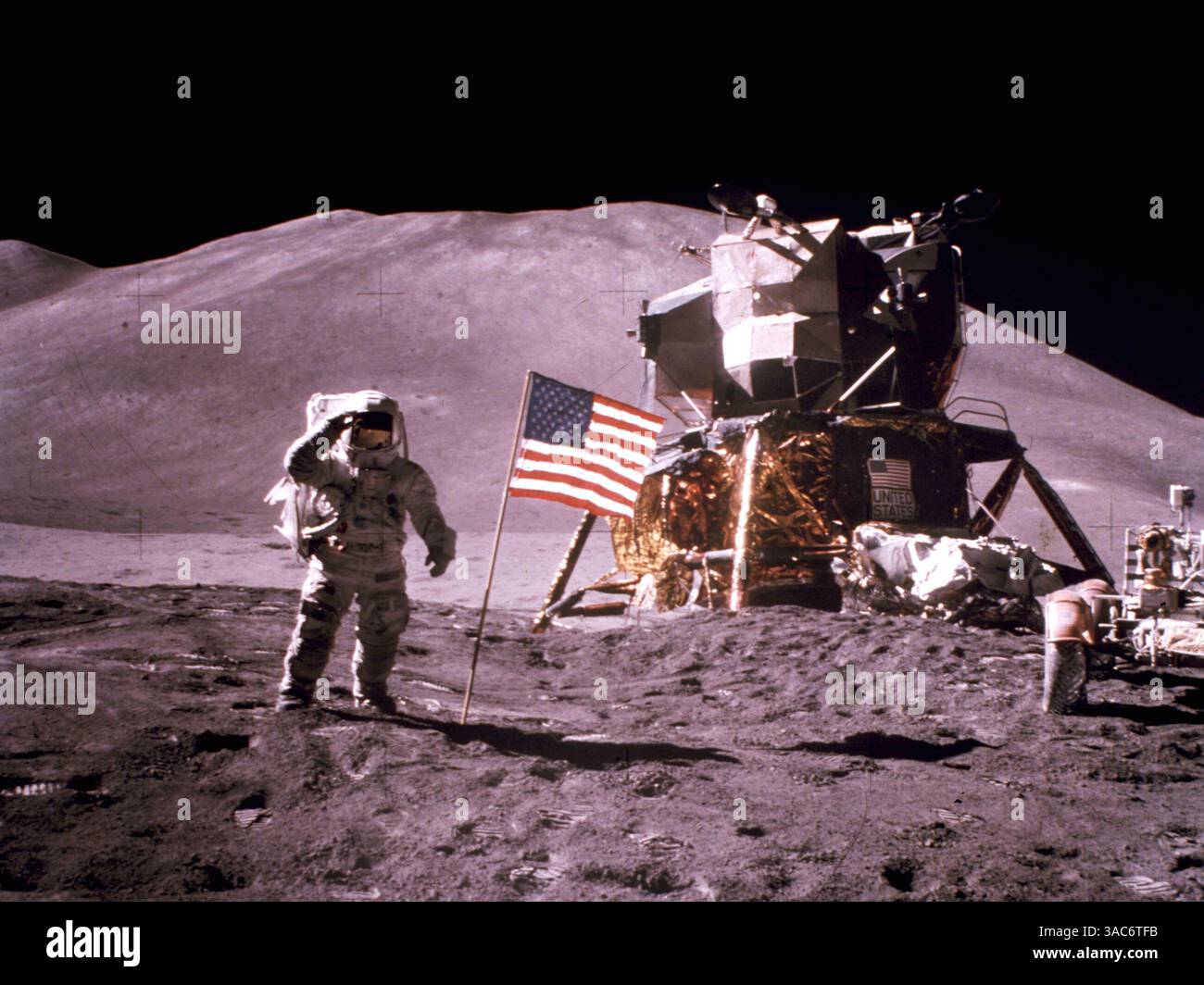 1. August 1971 - Mond, MOND - Astronaut JAMES B. IRWIN, Pilot des Mondmoduls, hält einen militärischen Gruß, während er während der Apollo 15-Mondoberflächenaktivität (EVA) am Landeplatz von Hadley-Apennin neben der US-Flagge steht. Das Lunar Module „Falcon“ ist teilweise auf der rechten Seite sichtbar. Das Hadley Delta im Hintergrund erhebt sich etwa 4.000 Meter (etwa 13.124 Fuß) über der Ebene. Der Fuß des Berges ist etwa 5 Kilometer entfernt. Das Foto wurde von Astronaut David R. Scott, dem Kommandanten Apollo 15, aufgenommen. (Abbildung: © Keystone/Keysto Stockfoto