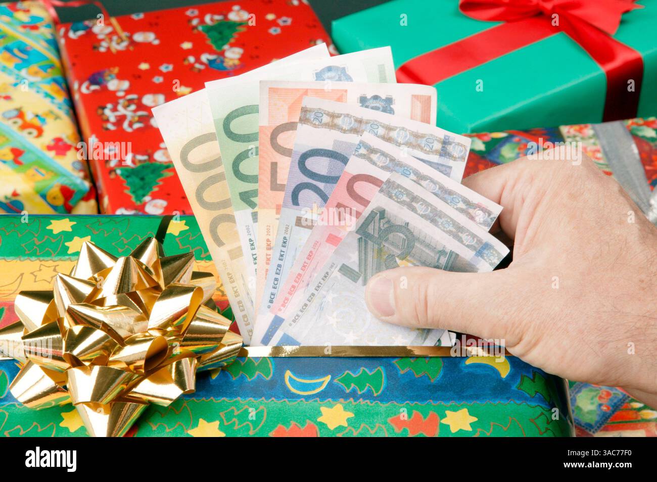 Juli 2004; Hamburg, Hamburg, DEUTSCHLAND; ein Bild, das den Weihnachtsbonus symbolisiert. Obligatorischer Ausweis: Foto Volkmar Schulz/Keystone Pressedienst/ZUMA Press. (©) Copyright 2004 von Keystone Pressedienst Stockfoto