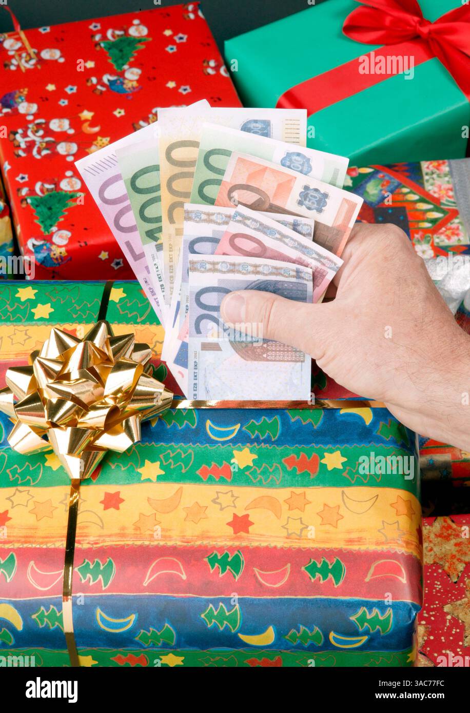 Juli 2004; Hamburg, Hamburg, DEUTSCHLAND; ein Bild, das den Weihnachtsbonus symbolisiert. Obligatorischer Ausweis: Foto Volkmar Schulz/Keystone Pressedienst/ZUMA Press. (©) Copyright 2004 von Keystone Pressedienst Stockfoto