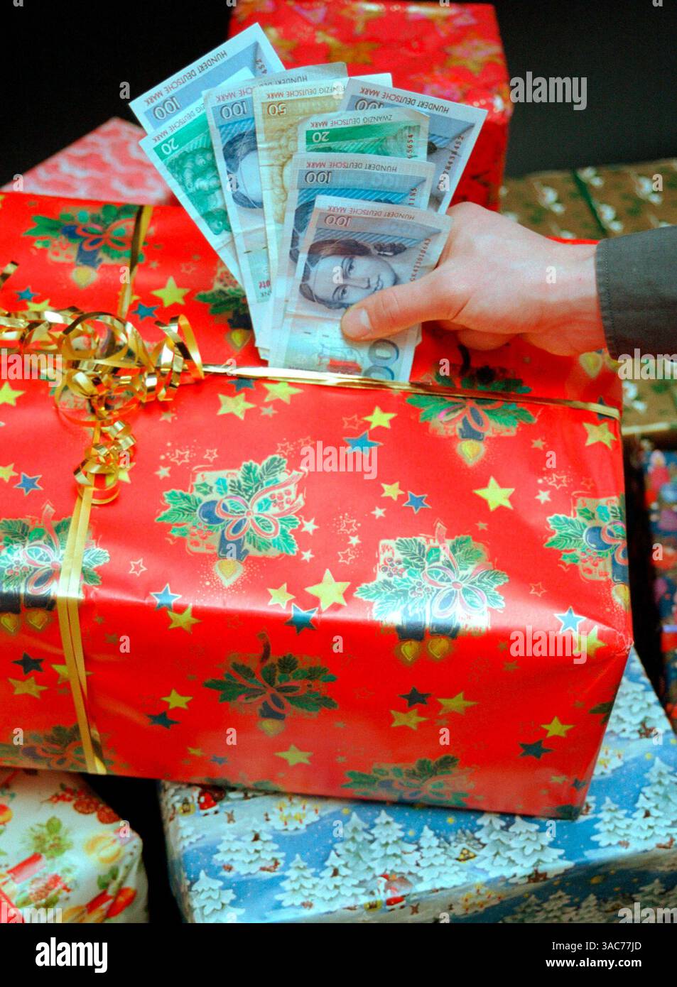 Juli 2004; Hamburg, Hamburg, DEUTSCHLAND; ein Bild, das den Weihnachtsbonus symbolisiert. Obligatorischer Ausweis: Foto Volkmar Schulz/Keystone Pressedienst/ZUMA Press. (©) Copyright 2004 von Keystone Pressedienst Stockfoto