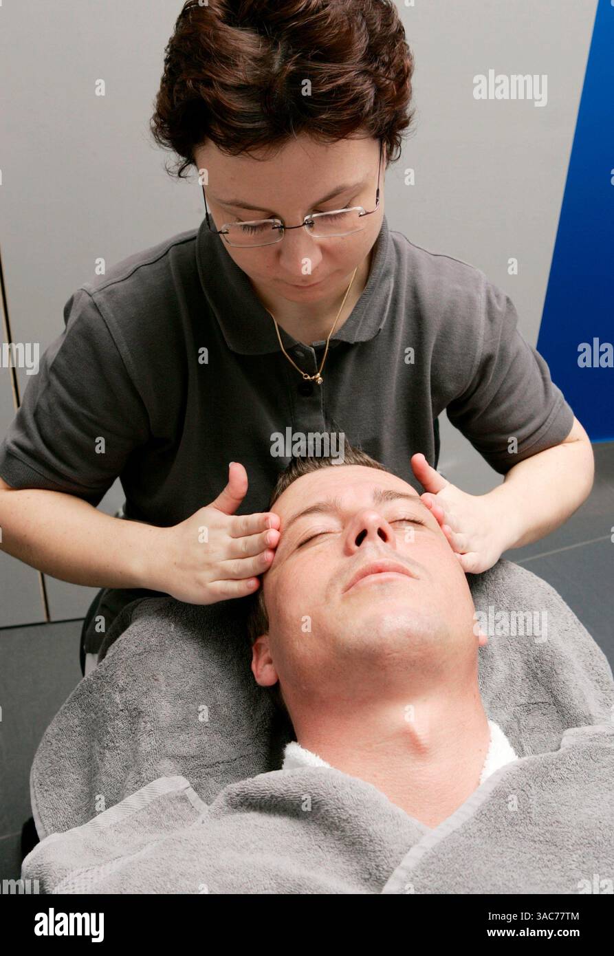 28. Februar 2006 - Düsseldorf, DEUTSCHLAND - während der Gedanke, in ein Spa zu gehen, manche Männer mit Angst erfüllen könnte, schließen sich deutsche Jungs dem Trend der Metrosexualität an. Im ersten deutschen Schönheitsinstitut „The Recreation Company“ (REFAC) können Sie Massagen und Gesichtsbehandlungen, traditionelle Rasierrasur oder ein Bierbad in einer Holzwanne genießen. (Bild: © Ecken, Dominique/Keystone Pressedienst/ZUMA Press) Stockfoto