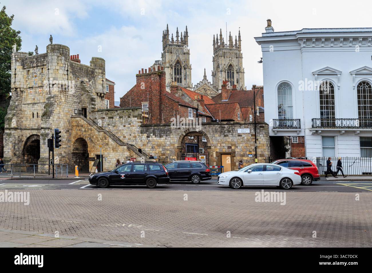 YORK, GROSSBRITANNIEN - 9. SEPTEMBER 2014: Hier ist der St. Leonards Place mit dem Bootham Bar Tower und den Überresten der Stadtmauern. Stockfoto