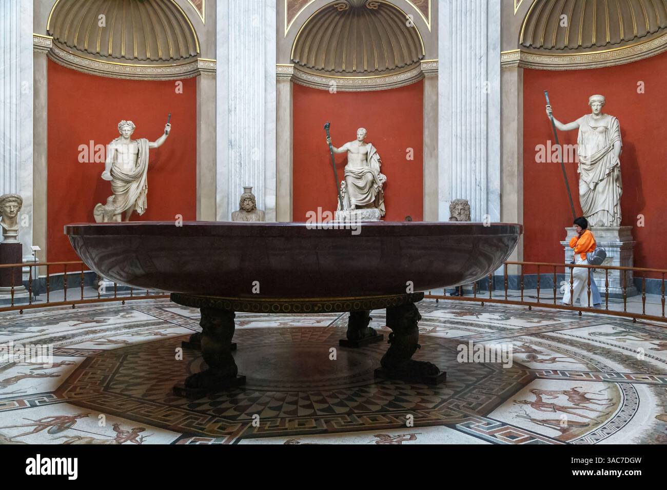 ROM, VATIKAN - 9. MÄRZ 2023: Dies ist die riesige rote Porphyr-Schüssel von Nero in der Rotunde-Halle in den Vatikanischen Museen. Stockfoto