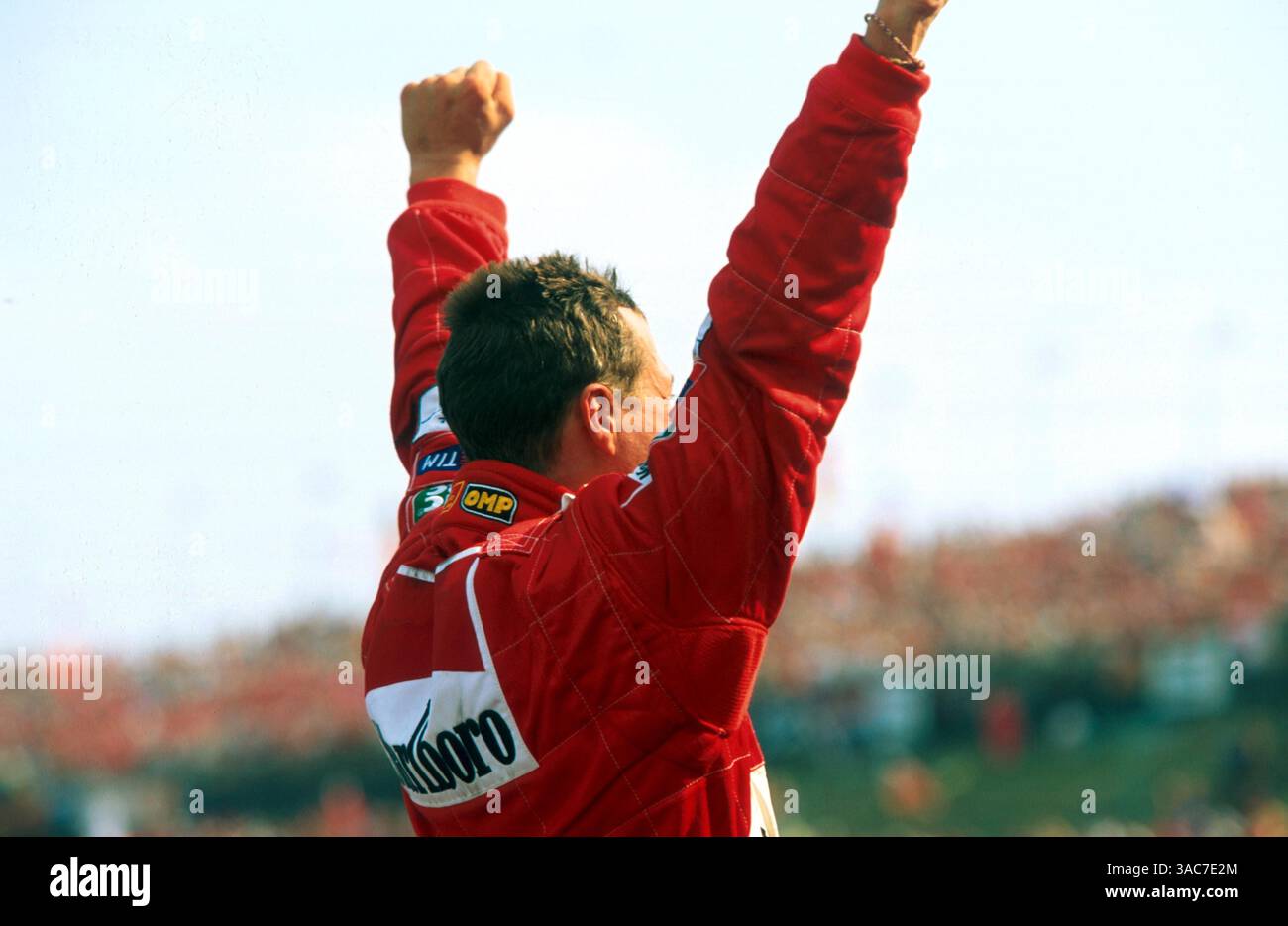 Der einundfünfzigste Rennsieger und viermalige Weltmeister Michael Schumacher (GER) Ferrari schlägt in die Luft...großer Preis von Ungarn, Ungarn, Budapest, 19. August 2001....... BESTES IMAGE (Credit Image: ©Sutton Motorsports/ZUMA Press) Stockfoto