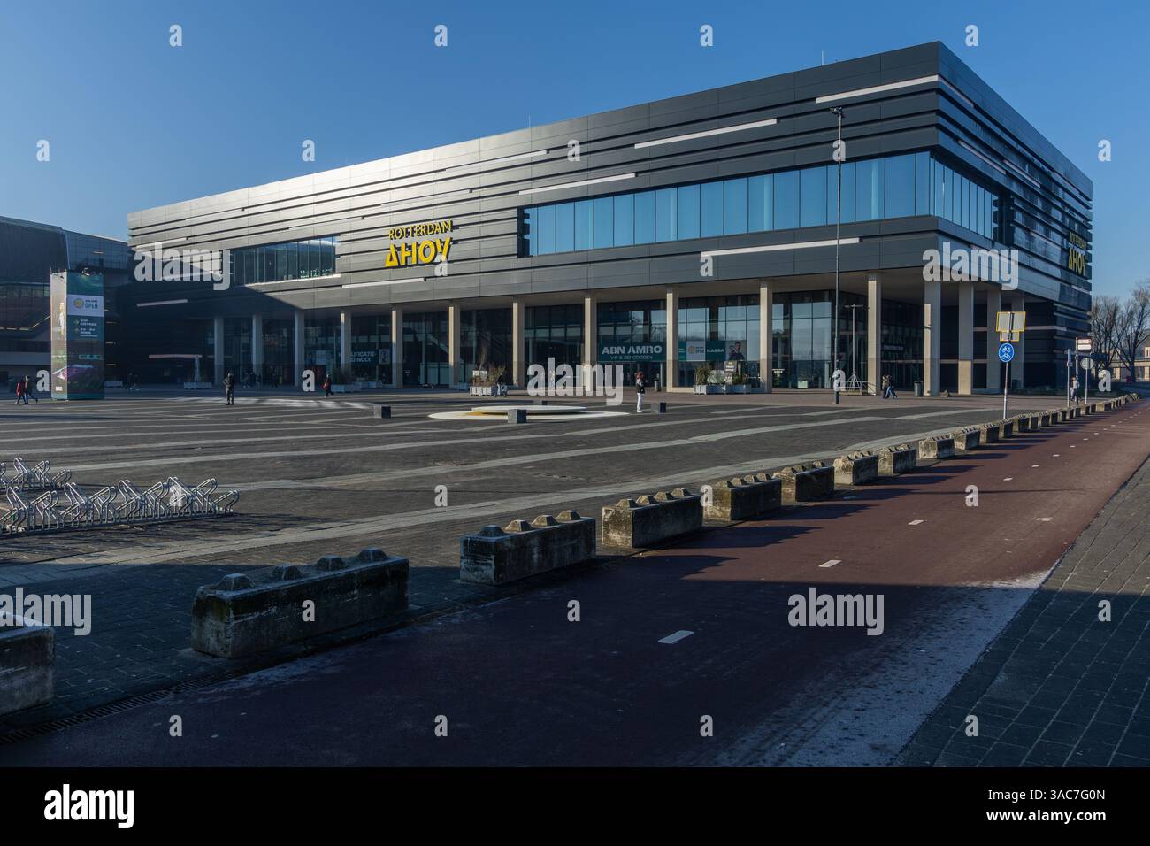 Rotterdam, Niederlande. Februar 2025. Ahoy Logo, Ahoy ist ein Veranstaltungsort für Messen, Veranstaltungen, Konzerte, Konferenzen und Tagungen in Rotterdam. Stockfoto