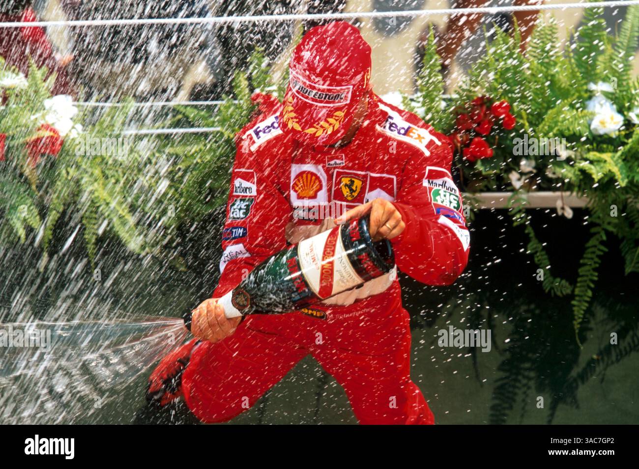 Der Champagner wird zu gleichen Teilen für Michael Schumacher (GER) Ferrari gegeben und eingenommen: Rennsieger für den Rekordrekord von 51. Mal und Weltmeister für den vierten... Großen Preis von Ungarn, Ungarn, Budapest, 19. August 2001..... BESTES IMAGE (Credit Image: ©Sutton Motorsports/ZUMA Press) Stockfoto