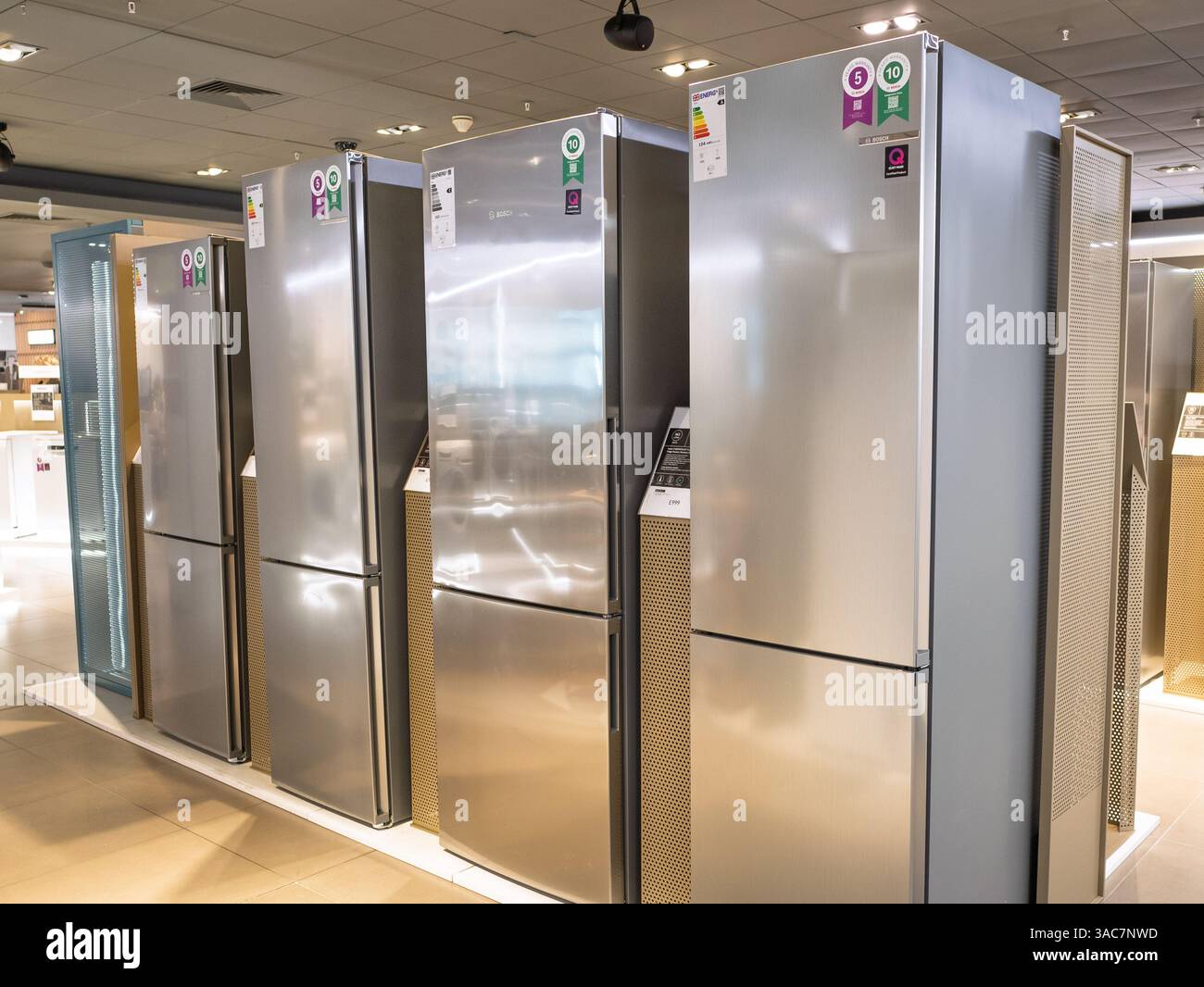 Kühl-/Gefriergeräte im Bereich Küchengeräte des Kaufhauses John Lewis, London, Großbritannien Stockfoto